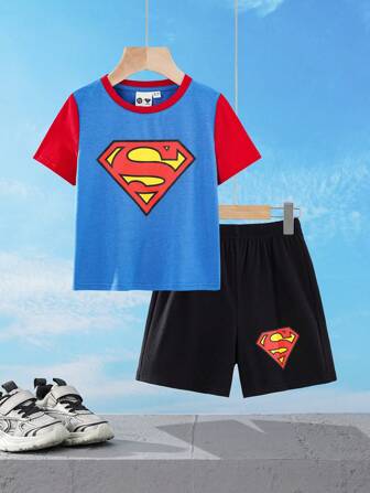 SUPERMAN X SHEIN Ensemble de t-shirt à manches courtes à col rond décontracté bleu et rouge, thème de superhéros de bande dessinée pour jeune garçon, et short ample noir