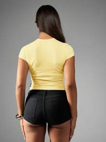 Missguided x Playboy T-shirt bébé avec graphique du Racing Club, design court ajusté à manches courtes, mode en mélange de coton, top court avec style streetwear de course automobile - Jaune citron - Voir 2