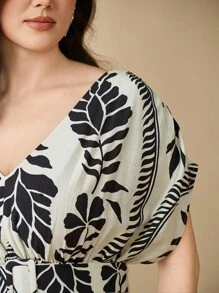 SHEIN Clasi Vestido Longo com Gola V, Decote Nas Costas, Laço na Cintura, Manga Tipo Morcego e Estampa, Plus Size, Mais Vendido - Bege - Visão 7