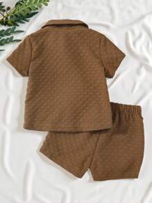 SHEIN Vintaside Kids 2 件婴幼儿男童休闲日常百搭简约 3D 纹理面料衬衫和短裤套装，时尚街头风格，适合户外活动和度假，春夏季 - 棕色 - 查看 2