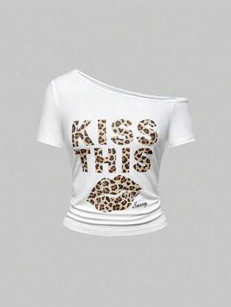 Y2K Chic Leopardenmuster Slogan Lippen Dekor schräger Schulter Tailliertes T-Shirt für Frauen