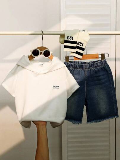 SHEIN Genkimix Kids Pojkar 2-delat set: 1 vit stickad t-shirt med kort ärm och tryckt engelsk bokstäver i lös passform, och 1 tvättade jeansbermudashorts i avslappnad stil. Lämplig för vardagsbruk, skola, semester, utflykter, resor, avkoppling, solbad, sommar.