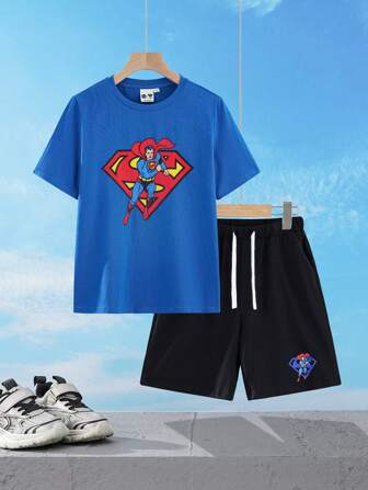 SUPERMAN X SHEIN Ensemble t-shirt à manches courtes avec logo de héros de dessin animé et short à cordon de serrage pour garçons préadolescents, style décontracté d'été