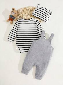 SHEIN 3件套婴儿/新生儿/幼儿男童舒适套装：条纹连体衣、灰色围兜裤、带可爱熊猫刺绣的条纹帽。休闲、舒适、时尚、简约、实用、多功能、柔软可爱，是送礼佳品，每个宝宝的必备单品。适合所有季节，秋冬季户外活动皆宜。