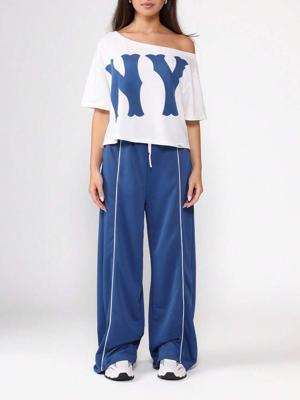 Top con logo NY e spalle scoperte e pantaloni da jogging a gamba larga