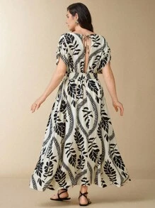 SHEIN Clasi Vestido Longo com Gola V, Decote Nas Costas, Laço na Cintura, Manga Tipo Morcego e Estampa, Plus Size, Mais Vendido - Bege - Visão 2