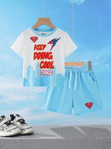 SUPERMAN X SHEIN Conjunto de camiseta de manga corta y pantalones cortos de niño casual de verano con estampado de letras y superhéroes en cuello redondo - Multicolor - Ver 1