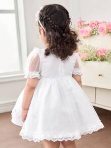 SHEIN Vestido Elegante de Bebê Menina com Babado de Tule de Malha Cor Sólida - Branco - Visão 2