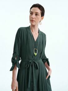 Aalyst 女士春夏竹编亚麻连衣裙，优雅 V 领，正面纽扣，蝙蝠袖，腰部系带蝴蝶结，肩部褶饰，超长款，适合办公室和休闲穿着 - 綠色 - 查看 2