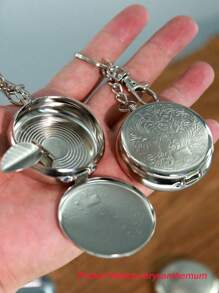 1 pièce Mini cendrier de poche en acier inoxydable argenté, porte-clés. Motifs chrysanthème et rayons de soleil, forme ronde et carrée de montre de poche. Pratique à accrocher au sac pour ranger les cigarettes.