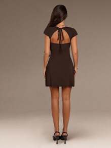 SHEIN Forever 21 夏季女士舞会/正式/海滩/度假/西部/商务休闲/优雅/生日/外出/俱乐部/办公室服装/节日/狂欢服装/工作服/优雅/乡村音乐会/早午餐/巡航/老钱/机场/端庄/教堂/童话/性感/有趣/嬉皮/派对/千禧/街头服饰/2000 年代/迪斯科/毕业/婚礼嘉宾/鸡尾酒会/复古/紧身/度假/嬉皮/场合/单身女郎/街头服饰/复古/90 年代/露背/黑色迷你连衣裙 - 棕色 - 查看 4