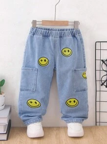 年轻男孩新款水洗蓝色牛仔裤，带有可爱脸绣补丁，休闲宽松版型，松紧腰带，适合日常穿着，简约时尚 - 中等水洗藍 - 查看 1