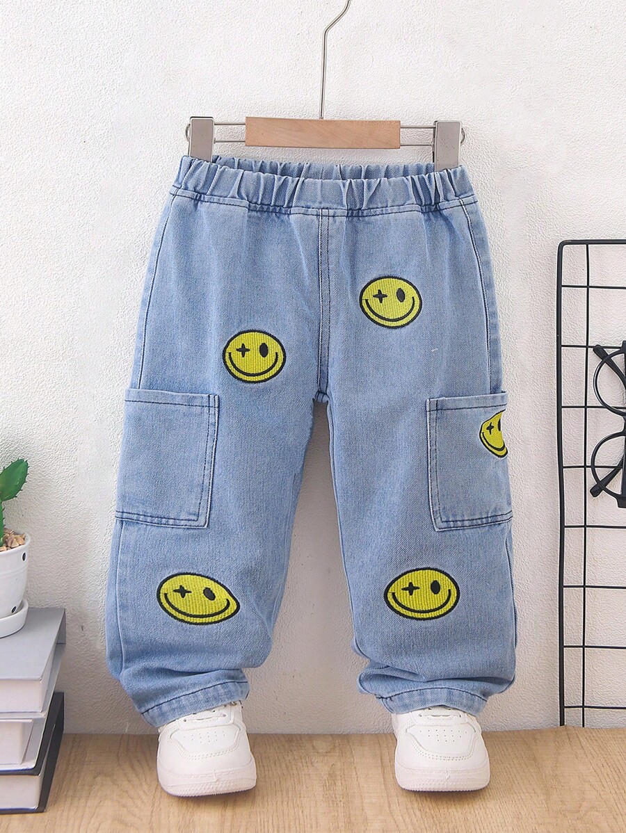 年轻男孩新款水洗蓝色牛仔裤，带有可爱脸绣补丁，休闲宽松版型，松紧腰带，适合日常穿着，简约时尚 - 中等水洗藍 - 查看 1
