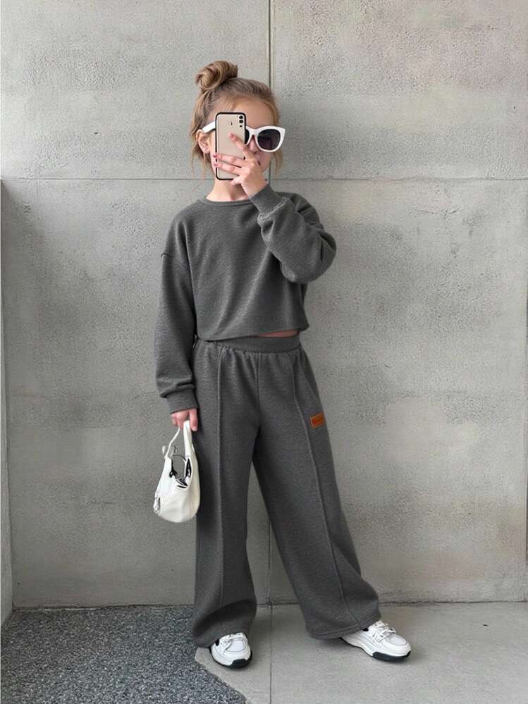 SHEIN طقم فضفاض بأكمام منتفخة وبطبعات، تي شيرت بقصة طويلة وبنطال بخصر منتفخ مناسب للفتيات الصغيرات، للاستخدام اليومي سواء للمنزل أو الخروج أو المدرسة، باللون الرمادي، مكون من قطعتين - رمادي - مشاهدة 2