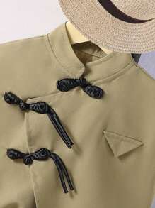 SHEIN 2 件套幼儿男童复古中国风纽扣短袖上衣和短裤套装，时尚、凉爽、舒适，适合春夏季度假、旅行、放松、日光浴