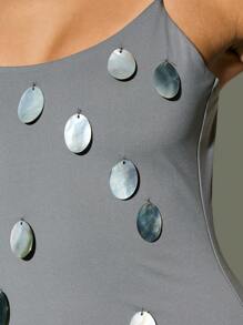 KIZN Vestido mini ajustado con aplicaciones de disco de nácar para fiesta, noche, boda, con tirantes de espagueti, ajuste ceñido y brillo metálico - Gris Oscuro - Ver 6