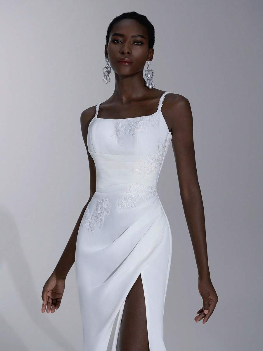 SHEIN Belle فستان زفاف طويل النذيل مفتوح الظهر بلا أكمام مطرز بتصميم زهري أنيق وبشق طويل - أبيض - مشاهدة 1