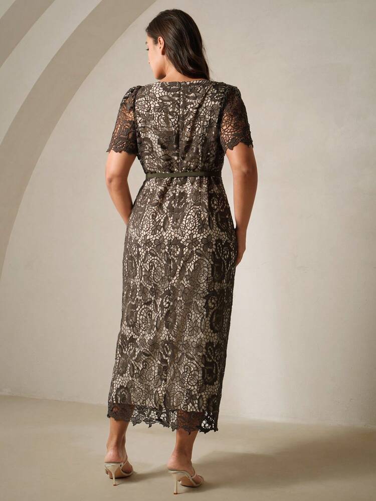 Sukienka damska w dużym rozmiarze z dekoltem w serek, ściągaczem w talii, krótkim rękawem i koronką o średniej długości