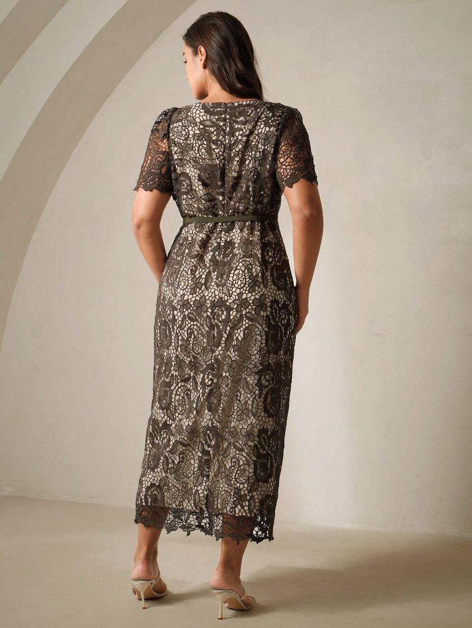Plus Size Women V-Neck Cinched Waist Short Sleeve Lace Mid-Length Dress