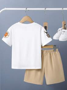 SHEIN 2件套Young Boy白色徽章印花短袖T恤和卡其色梭织短裤套装 - 卡其色 - 查看 2