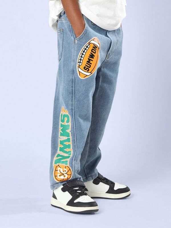 SUMWON Jeans droits classiques avec thème sportif et appliqués imprimés, style décontracté streetwear parfait pour l'école et les week-ends, style amusant de sport universitaire