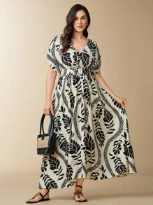 SHEIN Clasi Vestido Longo com Gola V, Decote Nas Costas, Laço na Cintura, Manga Tipo Morcego e Estampa, Plus Size, Mais Vendido - Bege - Visão 4