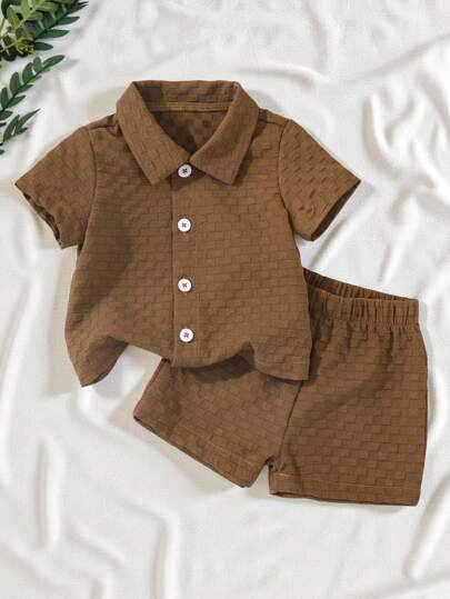 SHEIN Vintaside Kids 2 piezas Conjunto de camisa y pantalones cortos casuales versátiles minimalistas con textura 3D para niños pequeños/bebés, estilo de moda callejera, adecuado para actividades al aire libre y vacaciones, primavera/verano