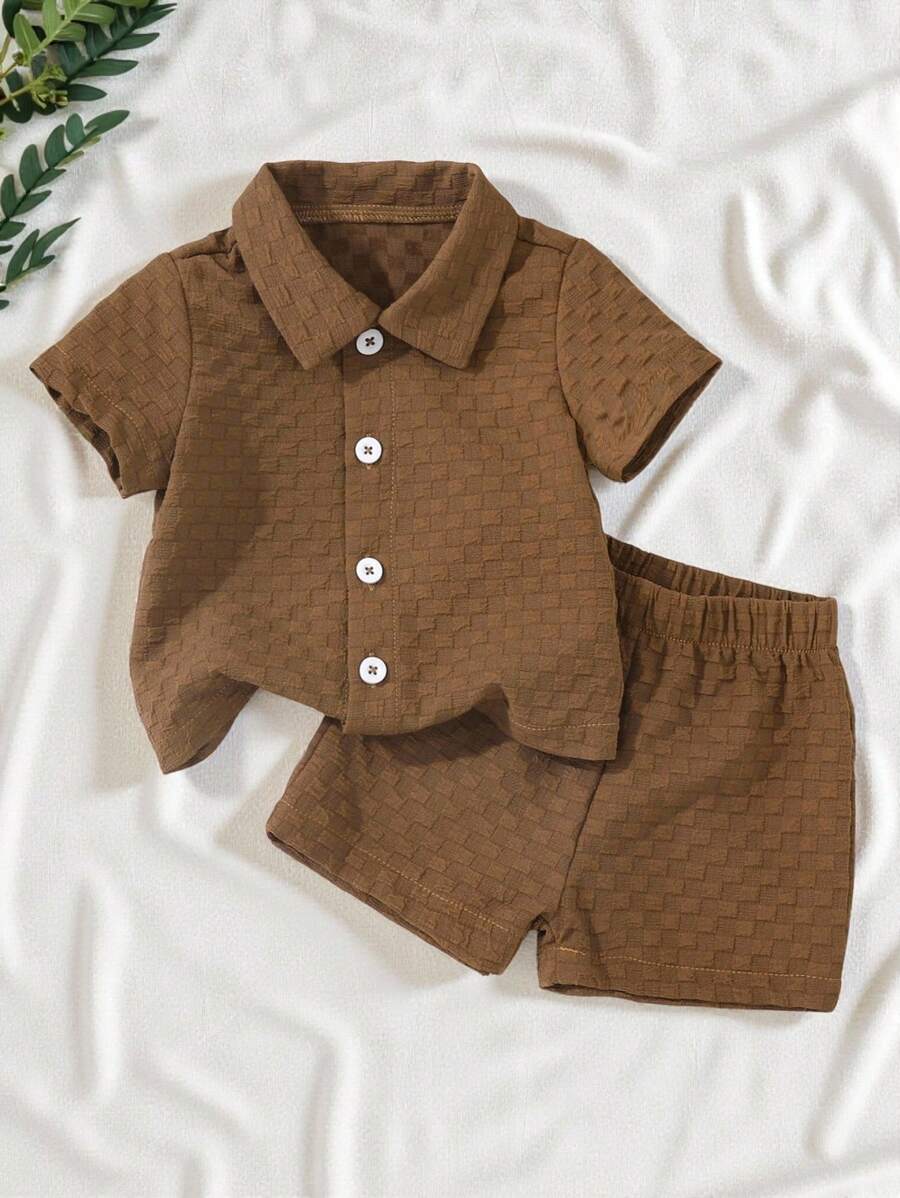 SHEIN Vintaside Kids 2 件婴幼儿男童休闲日常百搭简约 3D 纹理面料衬衫和短裤套装，时尚街头风格，适合户外活动和度假，春夏季 - 棕色 - 查看 1