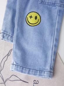 年轻男孩新款水洗蓝色牛仔裤，带有可爱脸绣补丁，休闲宽松版型，松紧腰带，适合日常穿着，简约时尚 - 中等水洗藍 - 查看 5