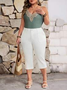 EMERY ROSE Plus Size Solid Color Button Pocket Slim Fit Capri Jeans