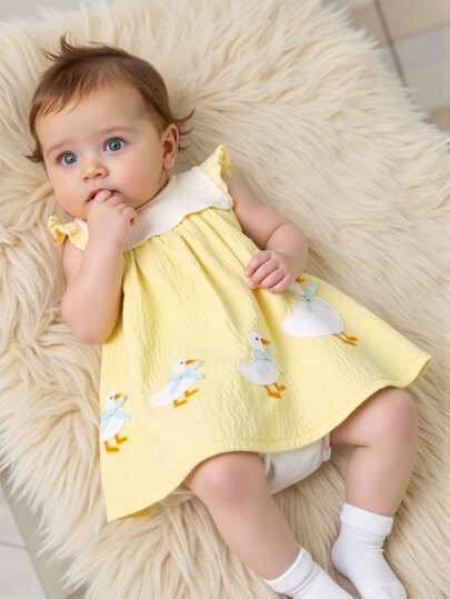 SHEIN 新生女婴柔软舒适夏季优雅连衣裙，无袖黄色卡通鸭子刺绣连衣裙