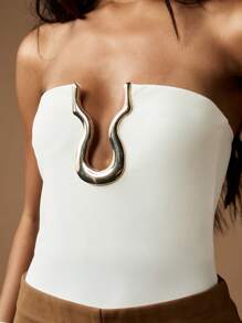 MISSGUIDED Body sin tirantes con detalle de herraje de metal en forma de U, de diseño ajustado, elástico, para fiesta de noche, club, con diseño minimalista contemporáneo y moderno - Blanco - Ver 3