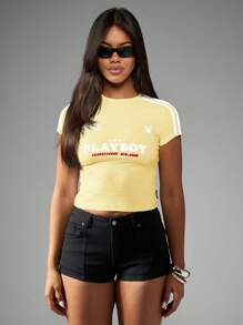 Missguided x Playboy T-shirt bébé avec graphique du Racing Club, design court ajusté à manches courtes, mode en mélange de coton, top court avec style streetwear de course automobile - Jaune citron - Voir 7