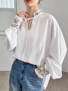 DAZY Blusa de mujer de manga larga con bordado floral, estilo bohemio, casual y suelto, para resort, con cuello alto y cordón, ropa casual de trabajo para mujer