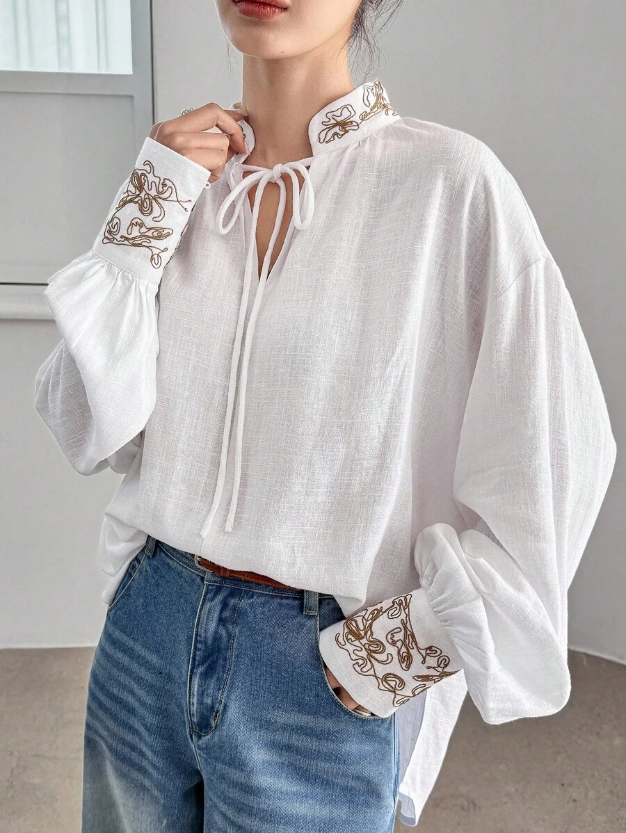 DAZY Blusa de mujer de manga larga con bordado floral, estilo bohemio, casual y suelto, para resort, con cuello alto y cordón, ropa casual de trabajo para mujer