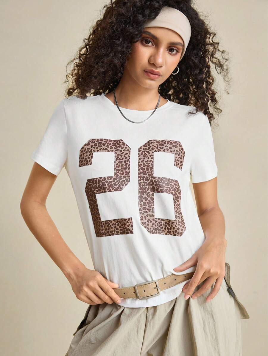 INAWLY Kaos Wanita Motif Leopard dengan Angka di Bagian Leher Bulat - Putih - View 1