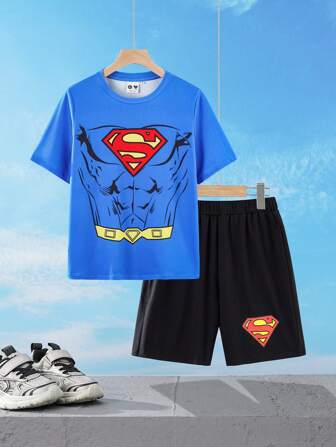 SUPERMAN X SHEIN Completo casual per ragazzi pre-adolescenti, composto da maglietta a maniche corte blu con stampa di supereroe e pantaloncini neri larghi