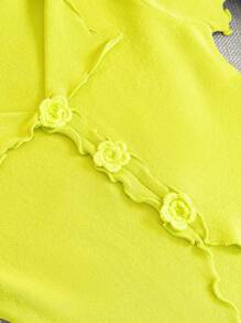 SHEIN LUNE 3D Blumen V-Ausschnitt Kurzarm Volant Saum figurbetontes Strick-Top für Frauen - Gelb - Übersicht 4