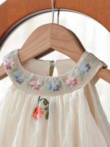 SHEIN Baby Mädchen Ärmellos Besticktes Kleid, süßer Stil mit delikatem Blumenmuster, geeignet für Feiertage, Feierlichkeiten & Familienzusammenkünfte, kreiert einen eleganten kleinen Prinzessinnen-Look