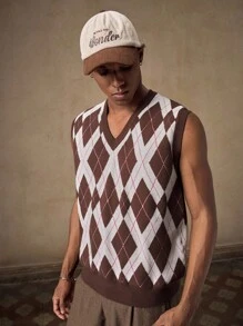 AKNOTIC Business Casual Men's Brown & White Classic Plaid Diamond Pattern Knitted Vest, Casual Loose Fit Sleeveless Pullover Vest, Boyfriend & Teacher Gift, Soft Texture, For Fall Winter - Brown - View 4