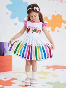 CoComelon X SHEIN Robe à volants style A avec imprimé de jeune fille mignonne de style décontracté blanc adorable et pinceau, crayon. Convient pour le printemps/l'été et les activités en plein air