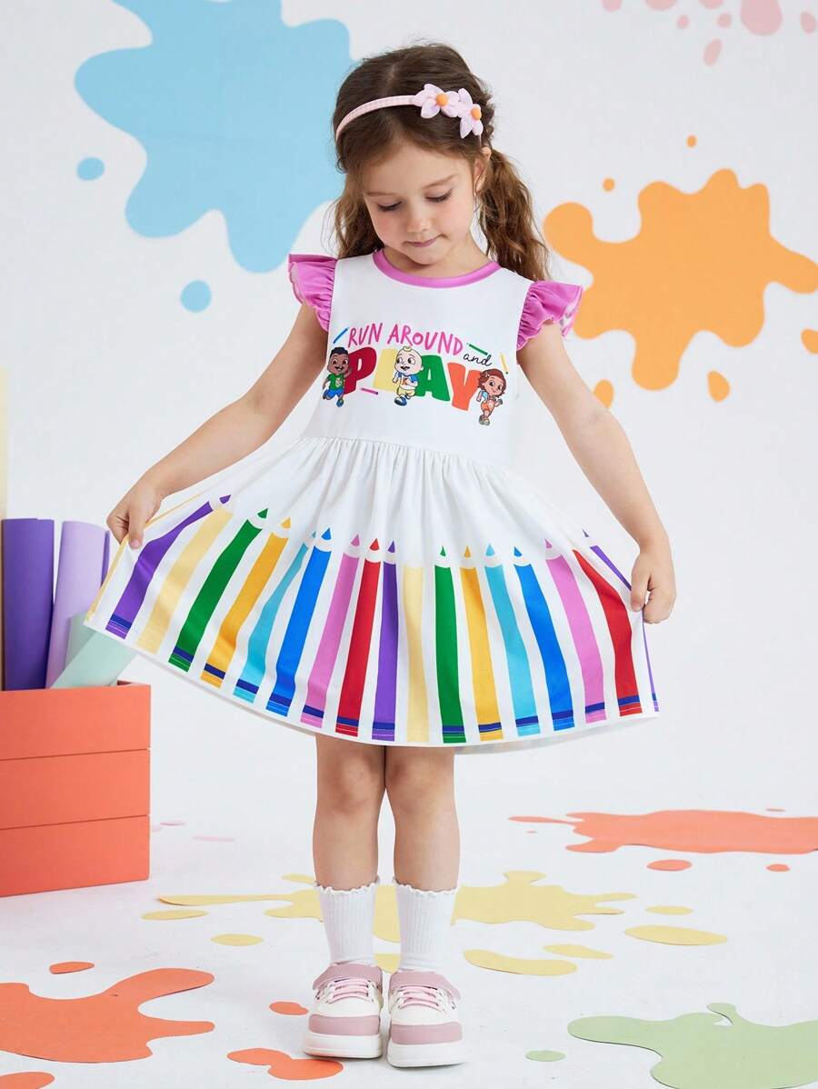 CoComelon X SHEIN Robe à volants style A avec imprimé de jeune fille mignonne de style décontracté blanc adorable et pinceau, crayon. Convient pour le printemps/l'été et les activités en plein air