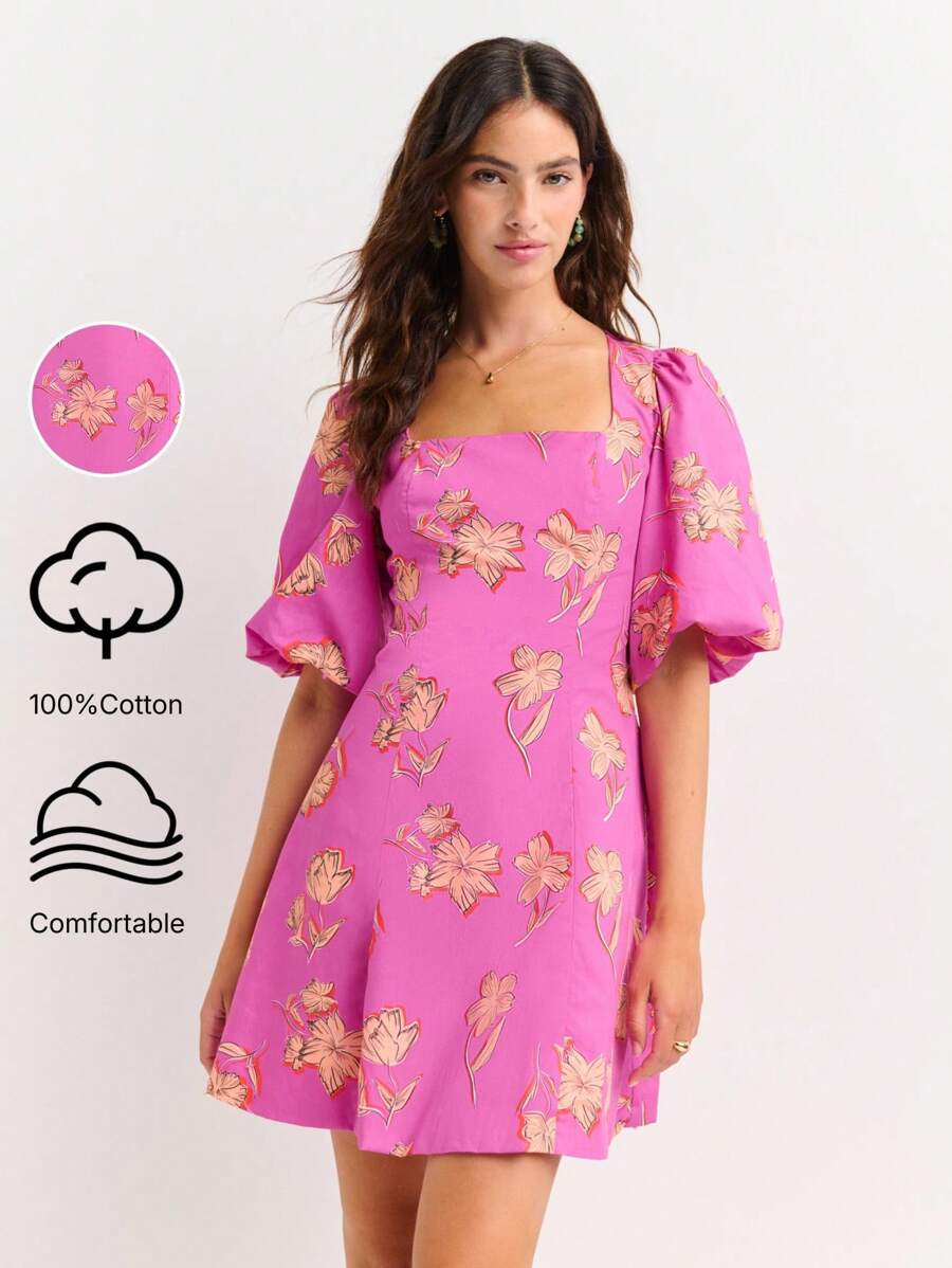 Nöista 亮洋红色泡泡袖方形领迷你连衣裙。醒目的橙色花卉印花，修身腰身，凸显迷人曲线。采用轻盈柔滑的面料制成。休闲、活力、时尚。无论是海滩度假装、机场装还是美国独立日的休闲造型，都堪称完美。 - 紫色 - 查看 1