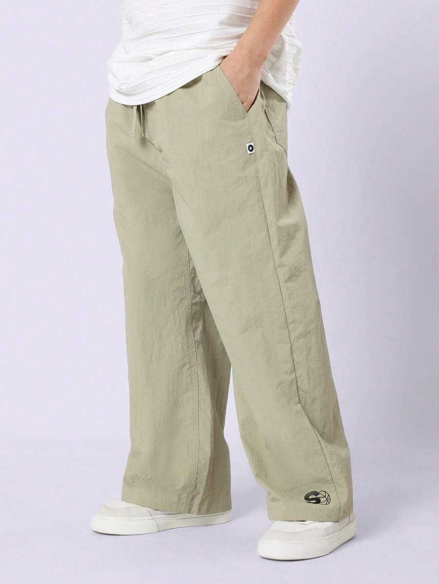 SUMWON 拉上尼龙阔腿裤轻便透气休闲旅行户外探险春秋季下装带侧袋和篮球标志 - 軍綠色 - 查看 1