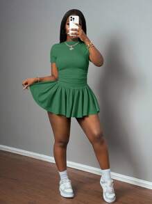 Slaydiva 新款春夏休闲基础款运动风两件套，简约圆领短袖褶裥短款T恤，搭配前后短款中长款伞裙，浅灰色罗纹针织面料。