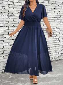 SHEIN PETITE Vestido corto de manga corta elegante de talla grande con ruedo amplio, decoración de volantes y ribete de encaje. Corte holgado para vacaciones o trabajo, vestimenta de mujer con escote en V, perfecto para bodas, tipo de Body petite, verano - Azul Marino - Ver 5