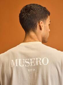 Musero 圆领宽松短袖品牌细节印花T恤，春夏必备单品 - 灰色 - 查看 2