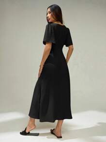 SHEIN PETITE Váy tay bồng màu trơn đơn giản cho kỳ nghỉ của phụ nữ, mùa xuân/hè, thích hợp để mặc hàng ngày, lãng mạn và thanh lịch, váy dài có phần giữa xoắn ở phía trước, tay ngắn, màu trơn, váy mùa hè cho phụ nữ - màu đen - Xem 2