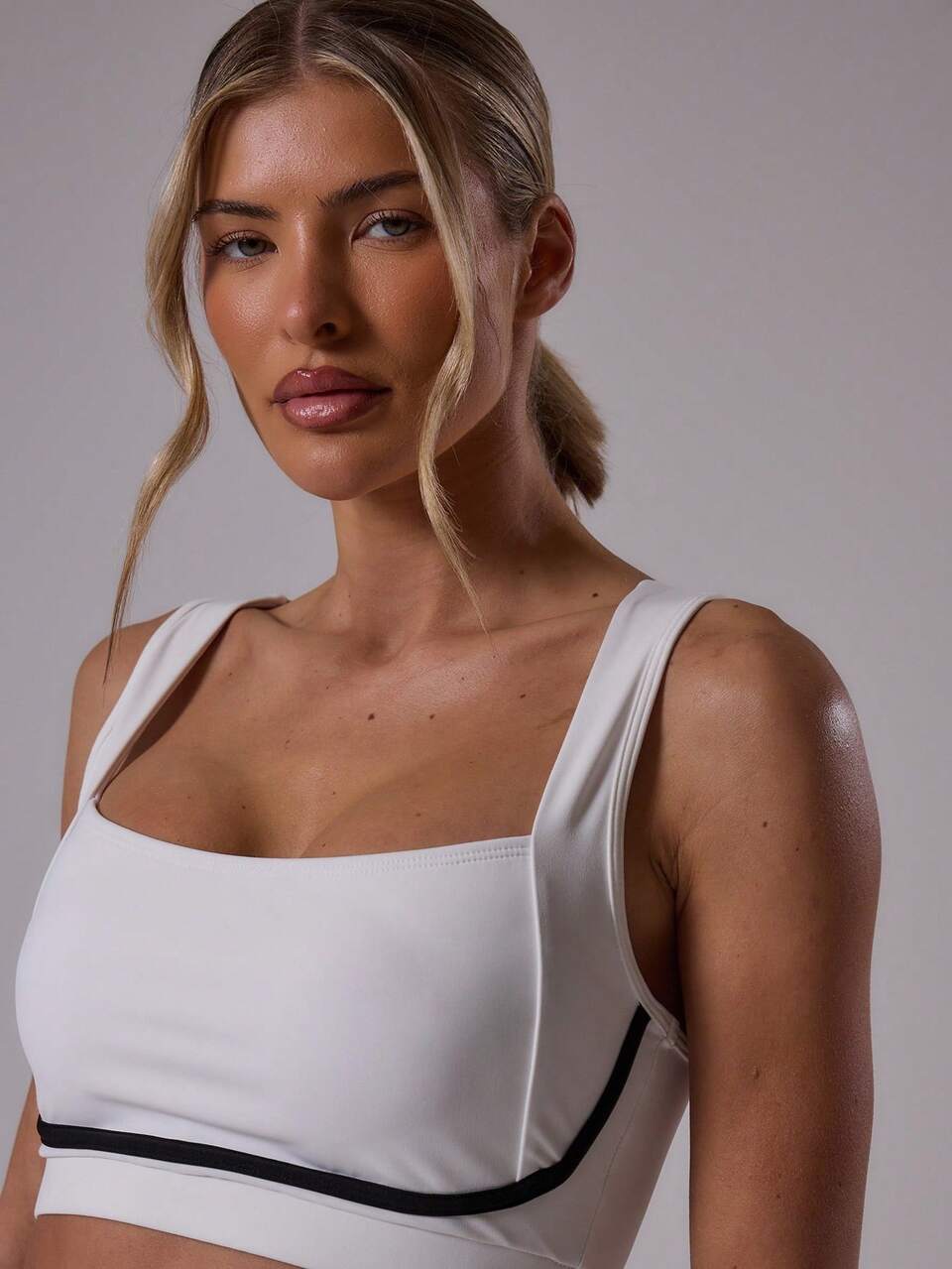 Active Scoop Neck Thick Strap Contrast Piping S Bra Gym Workout Summer Padel Club Gym Fitness