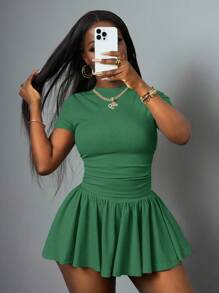 Slaydiva 新款春夏休闲基础款运动风两件套，简约圆领短袖褶裥短款T恤，搭配前后短款中长款伞裙，浅灰色罗纹针织面料。